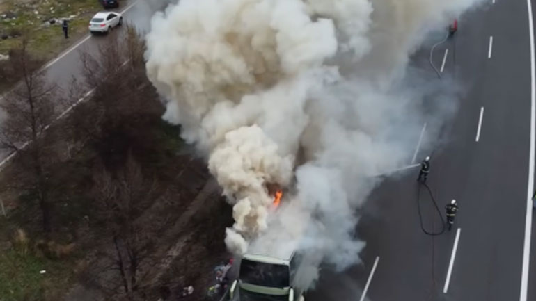 Ολοκληρώθηκε η κατάσβεση της πυρκαγιάς που ξέσπασε σε λεωφορείο επί της Aθηνών-Λαμίας