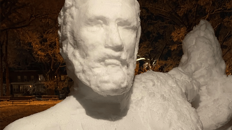 Ο «Ιπποκράτης», στο χιονισμένο Astoria Park της Νέας Υόρκης