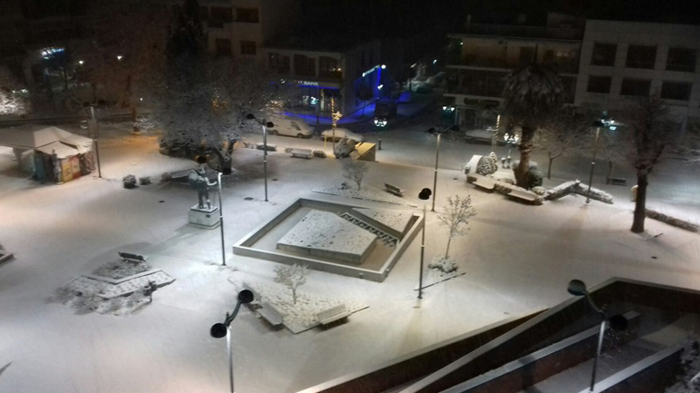 Πυκνές χιονοπτώσεις στα Φάρσαλα