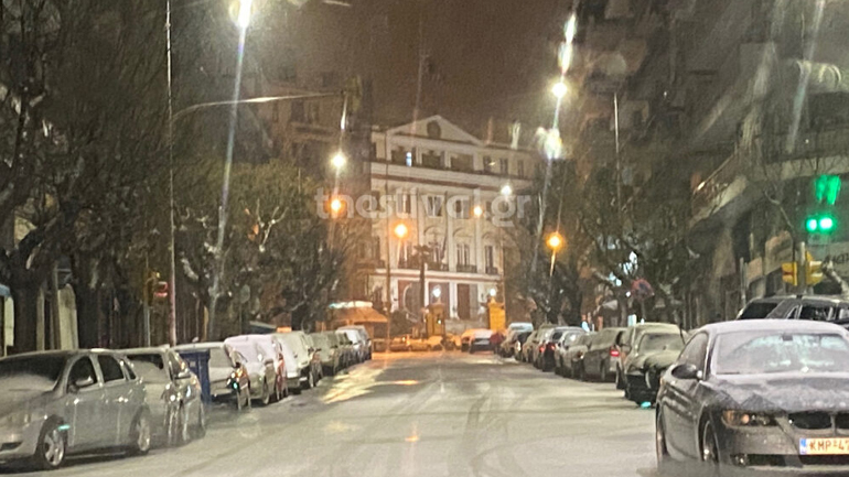 Ολονύκτια χιονόπτωση στη Θεσσαλονίκη