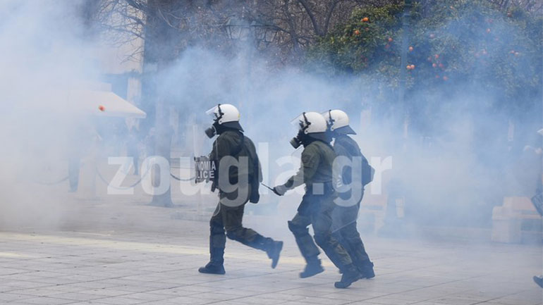 Επεισόδια με δακρυγόνα και χημικά στο Σύνταγμα από αρνητές του lockdown