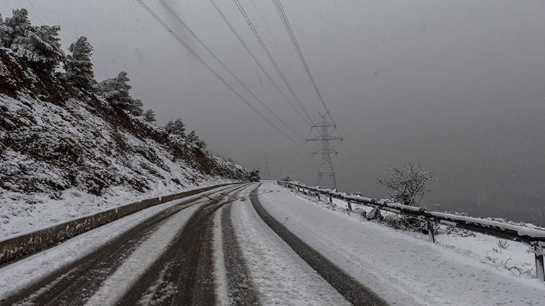 Μόνο με αλυσίδες κινούνται τα αυτοκίνητα στην Ανατολική Μακεδονία και την Ξάνθη
