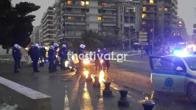 Θεσσαλονίκη: Ένταση σε συγκέντρωση κατά του lockdown – Τουλάχιστον 10 προσαγωγές