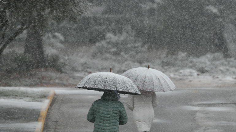 Επί ποδός οι δήμοι της Αττικής για τον χιονιά