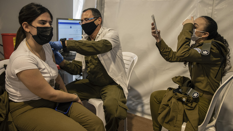 Ισραήλ: Μείωση 94% των συμπτωματικών φορέων που έλαβαν το εμβόλιο της Pfizer