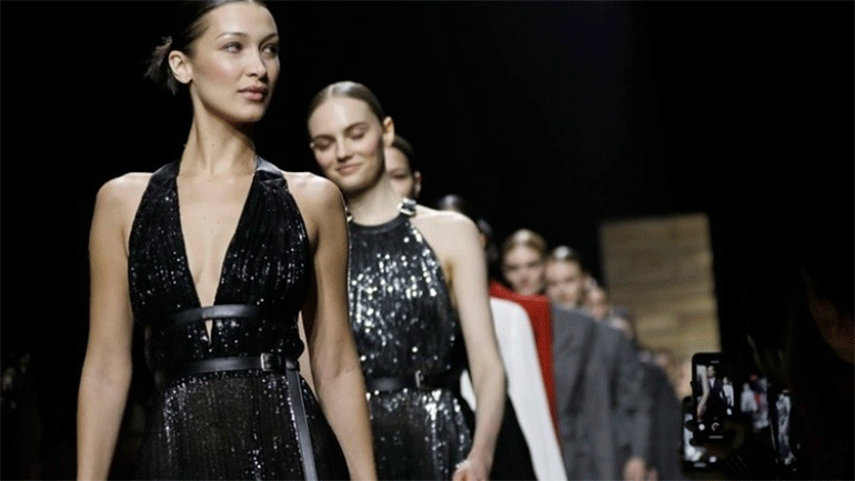 «Tο μάτι πρέπει να ταξιδεύει», η διάσημη ρήση της Νταϊάνα Βρίλαντ το μήνυμα της εαρινής καμπάνιας του Michael Kors