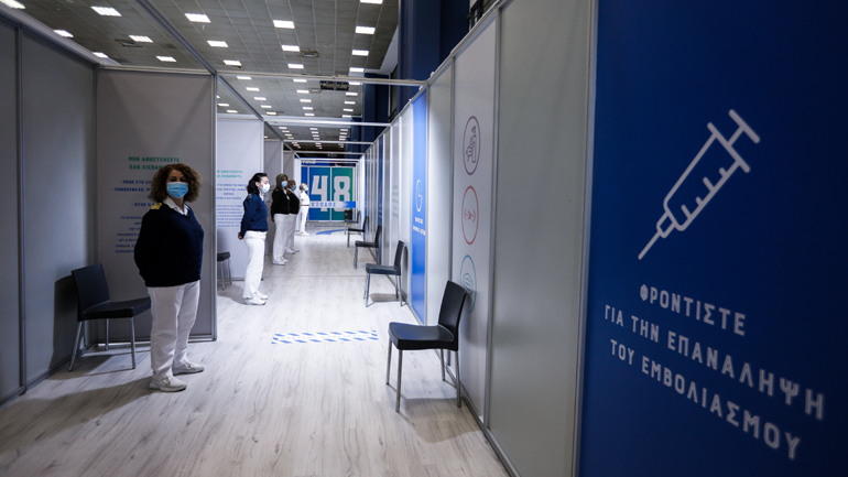 Ξεκινά ο εμβολιασμός για τις ηλικίες 60-64 με το εμβόλιο της Astra Zeneca