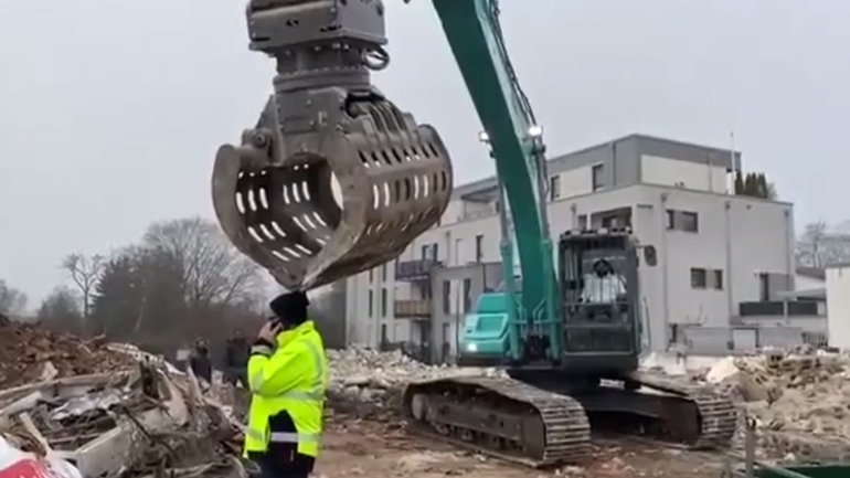 Έκλεψε το σκουφί με τον εκσκαφέα