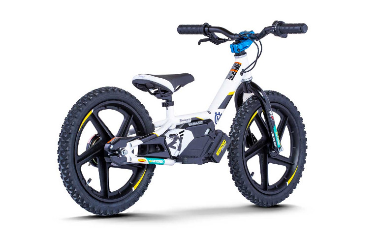 Με τροχούς 16 ιντσών μπορείς να κάνεις βόλτες και σε χωμάτινες διαδρομές...