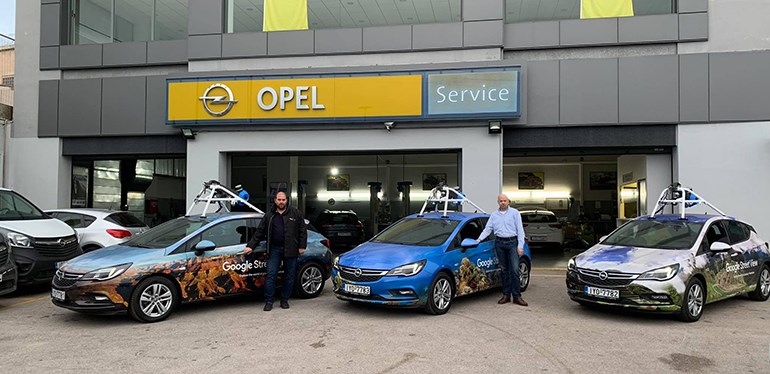 Τα τρία Opel Astra της Google μπροστά από το service της εταιρείας Opel In Motion