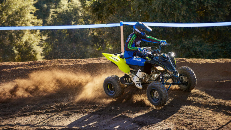 Επιθετικό και το YFZ450R με αγωνιστικές ρίζες...