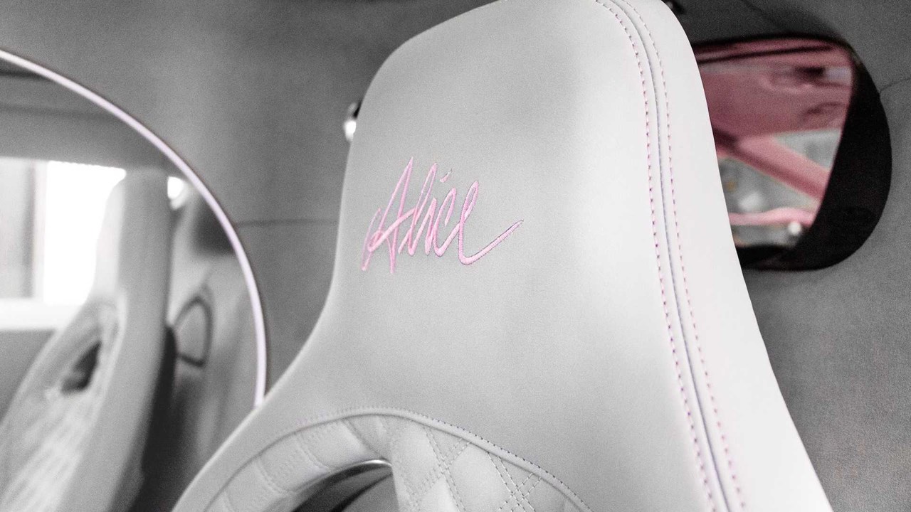 Κεντημένο στο χέρι το όνομα της αγαπημένης του στα προσκέφαλα των καθισμάτων.