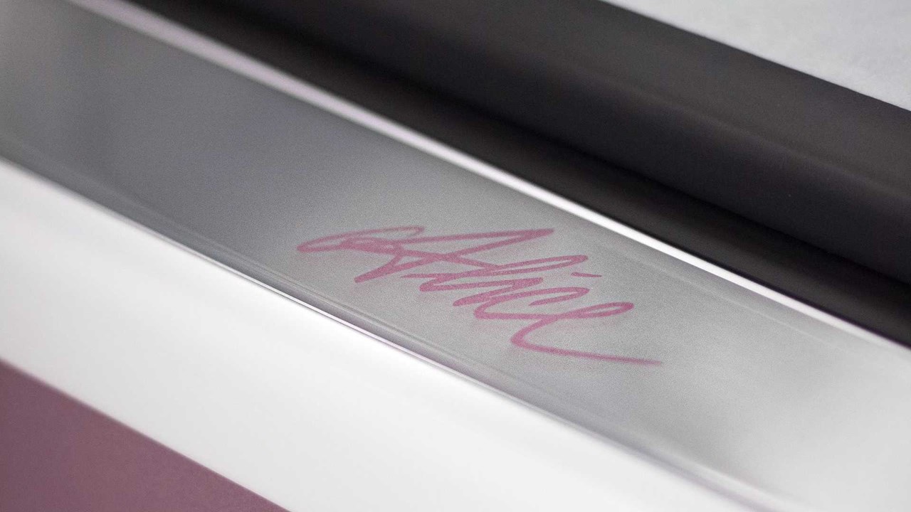 Το Alice έχει χαρακτεί σε ροζ χρώμα και στα μαρσπιέ.