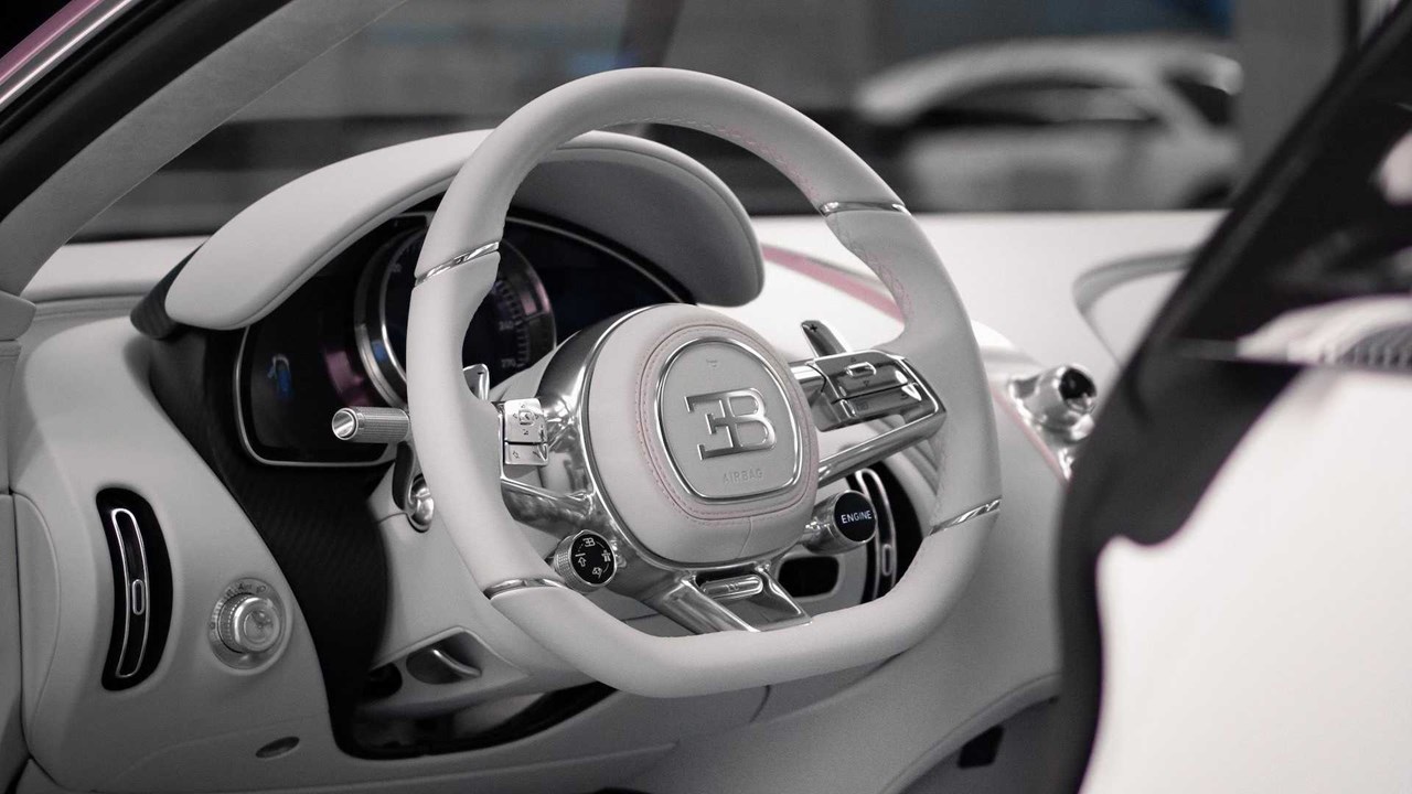 Λευκό δέρμα στην καμπίνα με ροζ λεπτομέρειες.