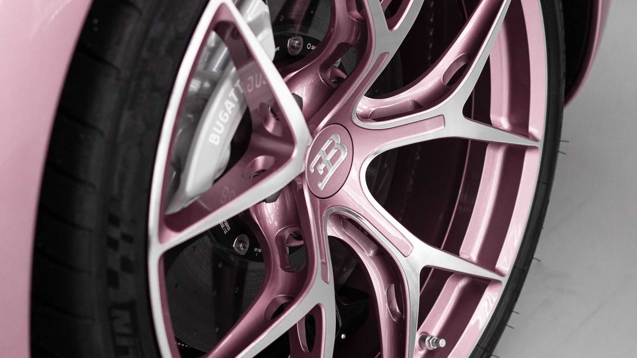 Σε ροζ χρώμα είναι ακόμη και οι ζάντες. 