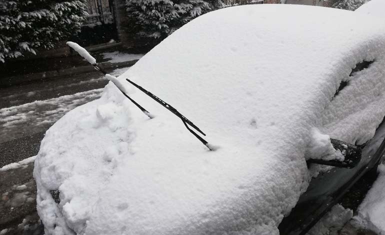 Σηκώστε τους υαλοκαθαριστήρες. Στη συνέχεια απομακρύνετε το χιόνι από το παρμπρίζ