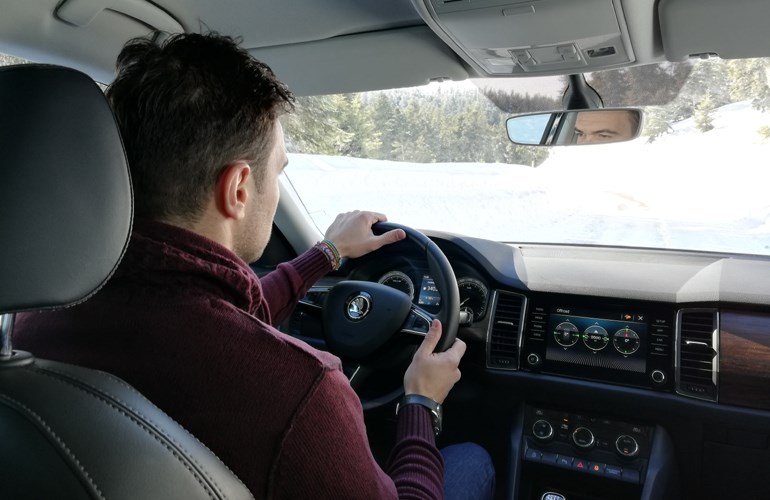 Οι κινήσεις με το τιμόνι πρέπει να είναι απαλές και σίγουρες