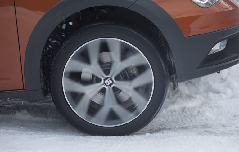 Ακόμη κι αν γλιστρήσει το αυτοκίνητο, μη χάνετε την ψυχραιμία σας.