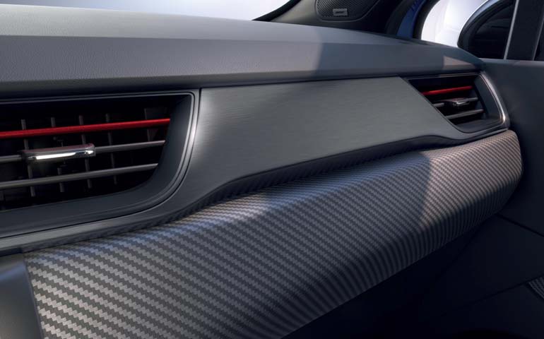 Η απομίμηση carbon στο ταμπλό προσδίδει μια σπορ πινελιά.