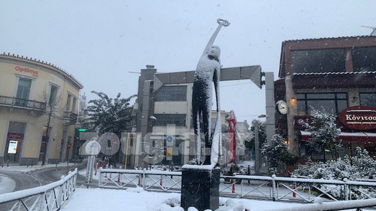 Στα λευκά η Αττική – Δείτε φωτογραφίες από τα βόρεια και τα νότια προάστια