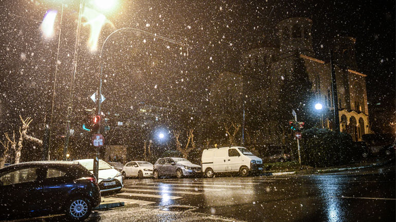 Σε διαρκή κινητοποίηση οι υπηρεσίες Πολιτικής Προστασίας των δήμων της Αττικής για τη δύσκολη νύχτα