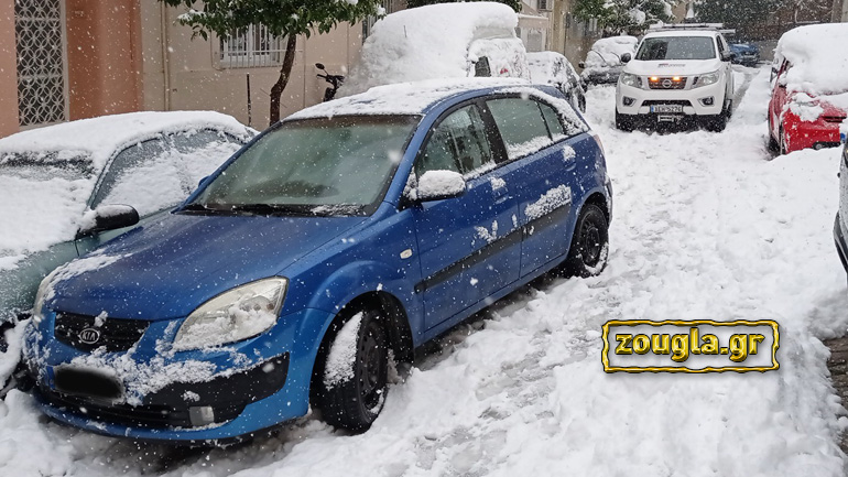 Έπεσε πάνω σε σταθμευμένο όχημα και τον τράβηξαν με Nissan Navara