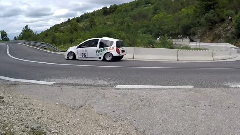 Το εκρηκτικό αποτέλεσμα ενός Citroen C2 με κινητήρα μοτοσικλέτας