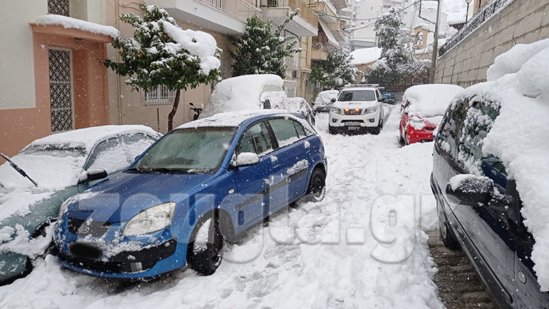 Η οδήγηση σε στενούς δρόμους με τόσο χιόνι είναι πολύ δύσκολη και ιδίως όταν δεν έχεις το κατάλληλο όχημα με τα σωστά ελαστικά