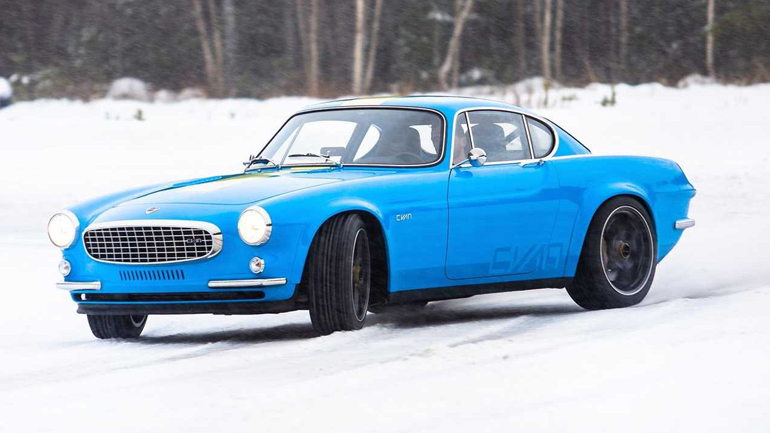 Volvo του 1972 ντριφτάρει στο χιόνι