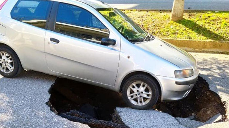 Αγρίνιο: Η άσφαλτος «κατάπιε» ΙΧ