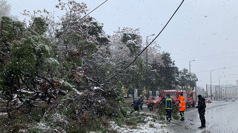 Ανοιχτοί όλοι οι μεγάλοι δρόμοι της Αθήνας – Επιχειρούν 37 οχήματα του δήμου