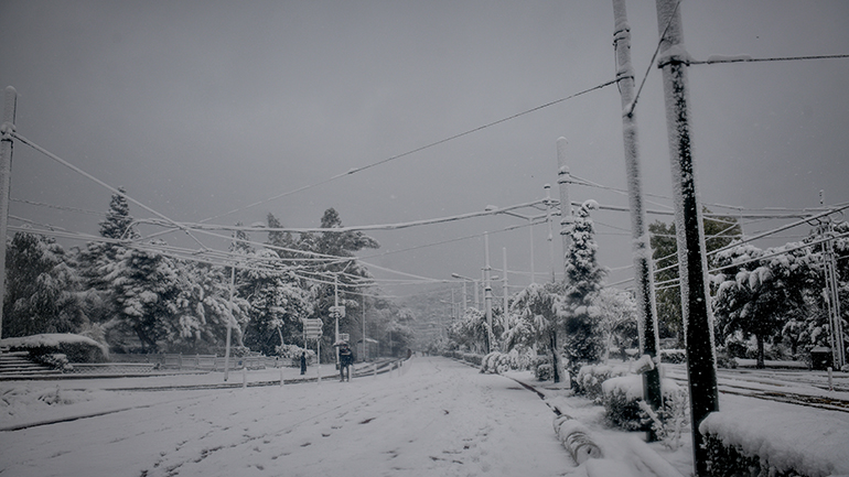 Σε ποιες περιοχές έχει διακοπεί η κυκλοφορία και πού χρειάζονται αντιολισθητικές αλυσίδες