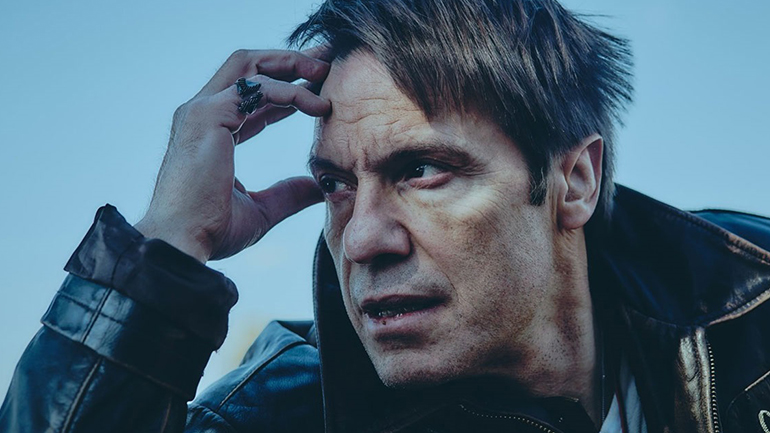 Η εξομολόγηση του Στράτου Τζώρτζογλου: «Δέχθηκα σεξουαλική παρενόχληση από σκηνοθέτη τον οποίο πλήρωνα ως παραγωγός»