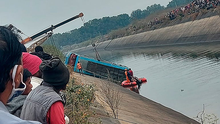 Ινδία: Τουλάχιστον 39 άνθρωποι σκοτώθηκαν όταν λεωφορείο “βούτηξε” σε κανάλι