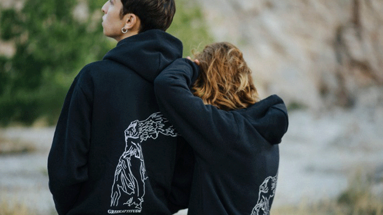 Τα δύο αδέρφια που ντύνουν Ευρωπαίους με ρούχα που παραπέμπουν στον ελληνικό πολιτισμό Τα δύο αδέρφια που ντύνουν Ευρωπαίους με ρούχα που παραπέμπουν στον ελληνικό πολιτισμό