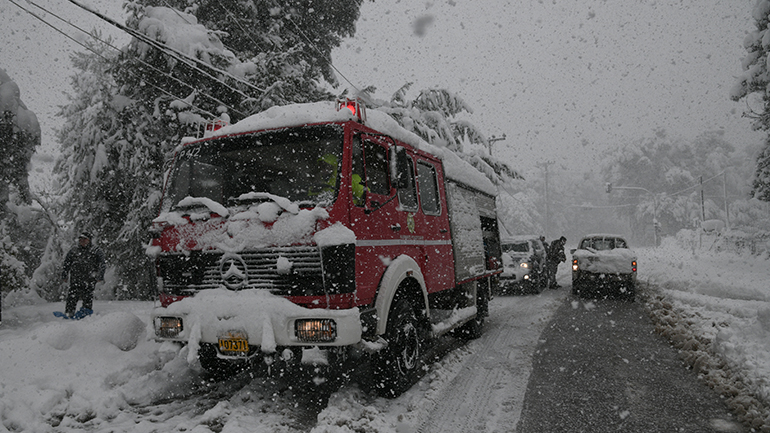 Σε ποιες περιοχές έχει διακοπεί η κυκλοφορία και πού χρειάζονται αντιολισθητικές αλυσίδες