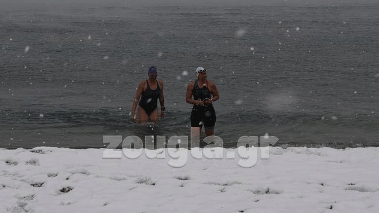 Είναι… αυτό που νομίζετε: Κολυμβητές βούτηξαν στα νερά της Γλυφάδας εν μέσω του χιονιά!