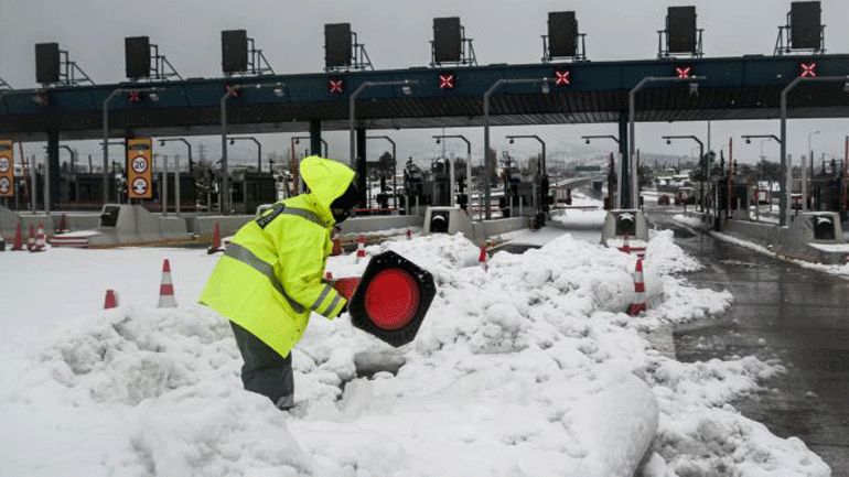 Σε ποιες περιοχές έχει διακοπεί η κυκλοφορία και πού χρειάζονται αντιολισθητικές αλυσίδες
