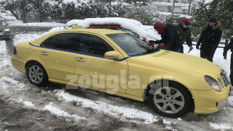 Ο Μάκης Τριανταφυλλόπουλος “ξεκολλάει” ένα ταξί από παγωμένη ανηφόρα!