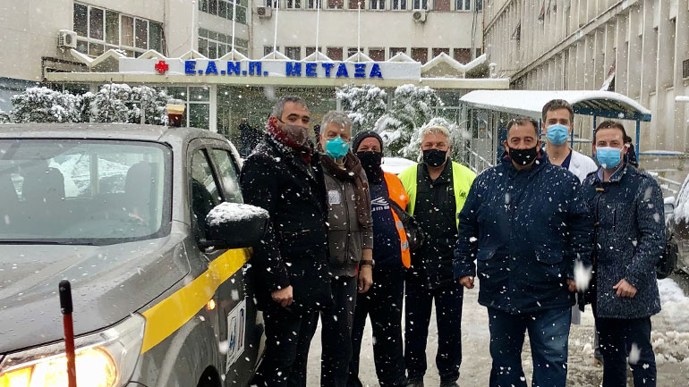 Εκχιονιστικά του Δήμου Πειραιά κρατούν ανοιχτή την πρόσβαση στο Νοσοκομείο Μεταξά