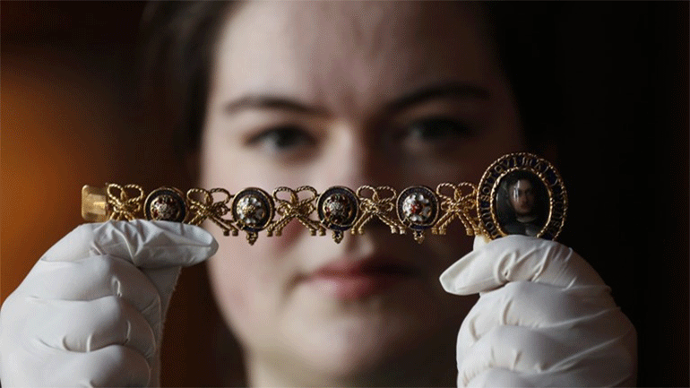 Δημοπρατούνται κοσμήματα «πένθους» της βασίλισσας Βικτώριας