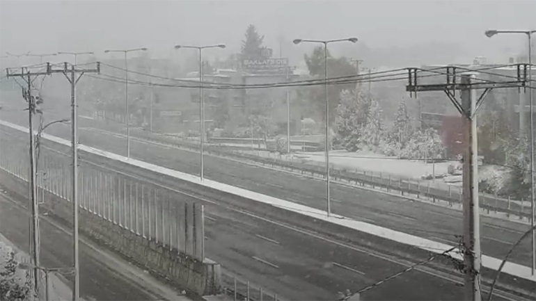 Ανατροπή φορτηγού στην Αθηνών-Λαμίας