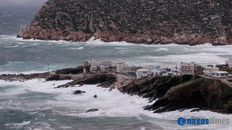 Κακοκαιρία «Μήδεια»: Τεράστια κύματα στο λιμάνι του Απόλλωνα Νάξου