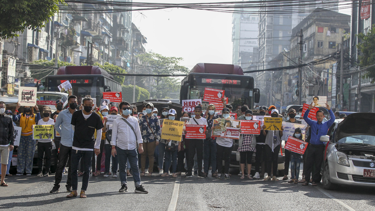 Πραξικόπημα στη Μιανμάρ: Χιλιάδες διαδηλωτές στη Ρανγκούν