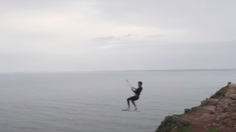 Άλμα με kitesurf από την κορυφή ενός βράχου
