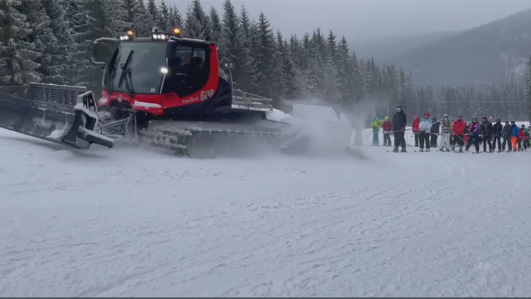 Εκχιονιστικό ανεβάζει τους σκιέρ στο βουνό