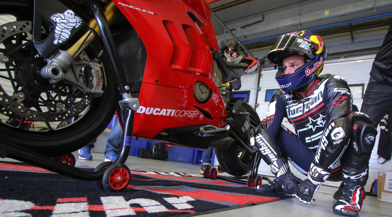 Ο Johann Zarco θαυμάζει τις λεπτομέρειες της Panigale V4S.