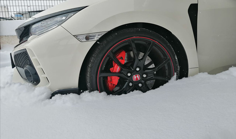 Με τόσο χιόνι καλό είναι να μη κυκλοφορούμε άσκοπα και χωρίς τα κατάλληλα ελαστικά στους δρόμους