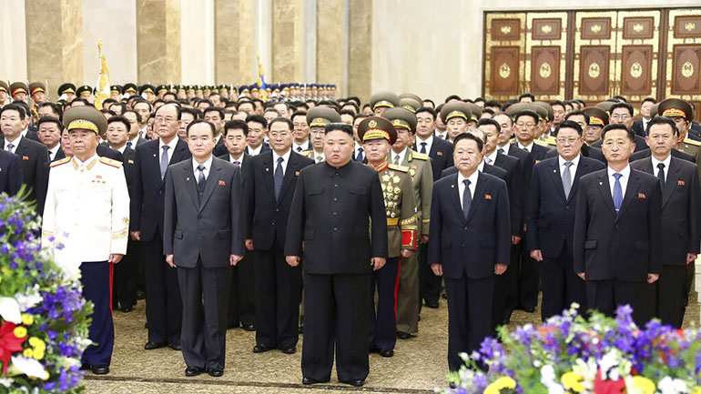 Η σύζυγος του Κιμ Γιονγκ Ουν εμφανίστηκε δημόσια για πρώτη φορά μετά από έναν χρόνο