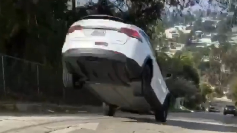 Ένα Tesla δοκιμάζει τις ικανότητές του στα άλματα